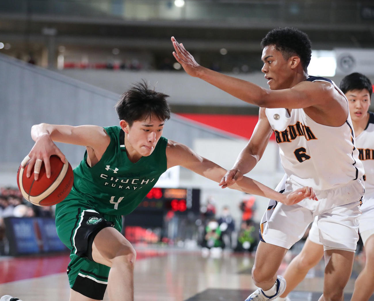 洛南対正智深谷　第4Q、競り合う正智深谷・太田（左）と洛南・浅野（C）JBA
