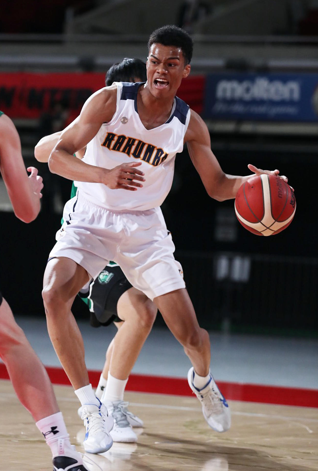 洛南対正智深谷　第1Q、ドリブルする洛南・浅野（C）JBA