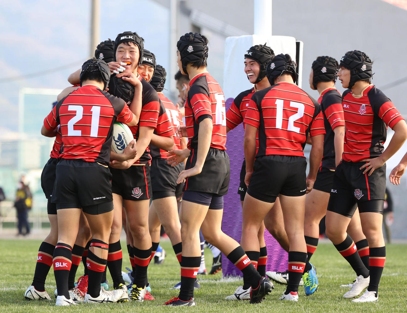 全国高校ラグビー大会1回戦　岡谷工対四日市工　1回戦を突破し笑顔をみせる四日市工フィフティーン（撮影・清水貴仁）