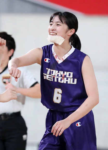 ウインターカップ女子準決勝　札幌山の手対東京成徳大高　第2Q、けがをしながらも笑顔でプレーを続ける東京成徳大高・須田（C）JBA