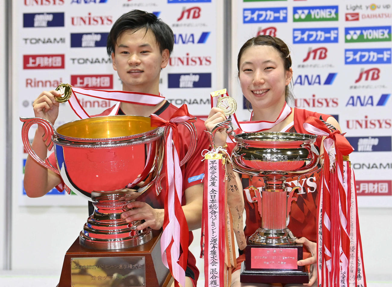 混合ダブルスで優勝した渡辺（左）、東野組（代表撮影）