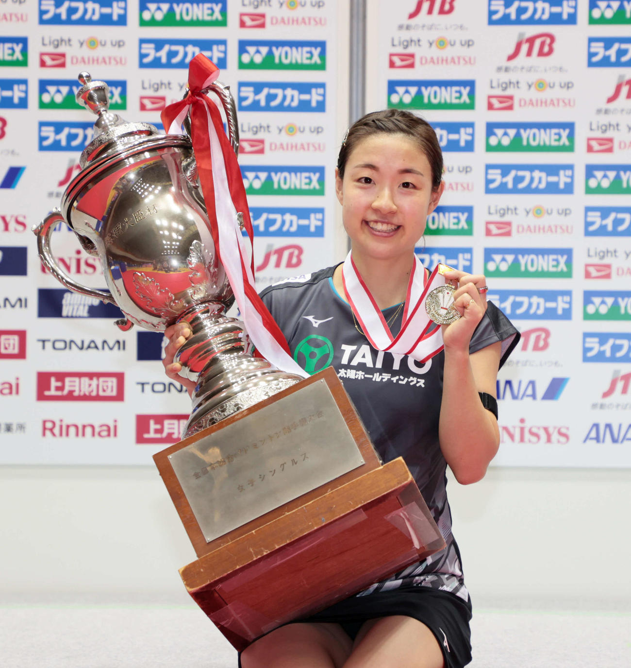 女子シングルスで優勝し、笑顔を見せる奥原（代表撮影）