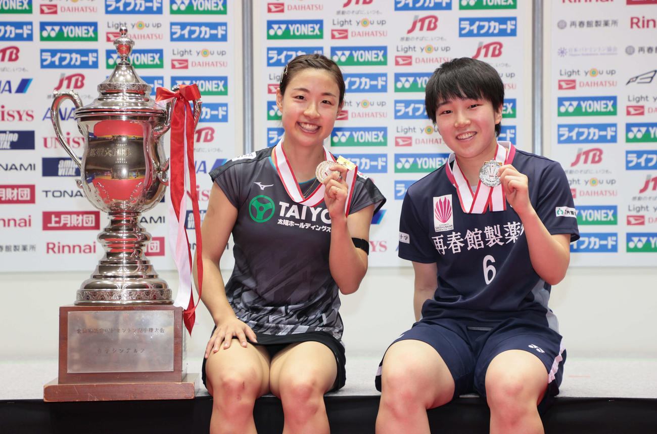 女子シングルスで優勝した奥原（左）と準優勝の山口（代表撮影）