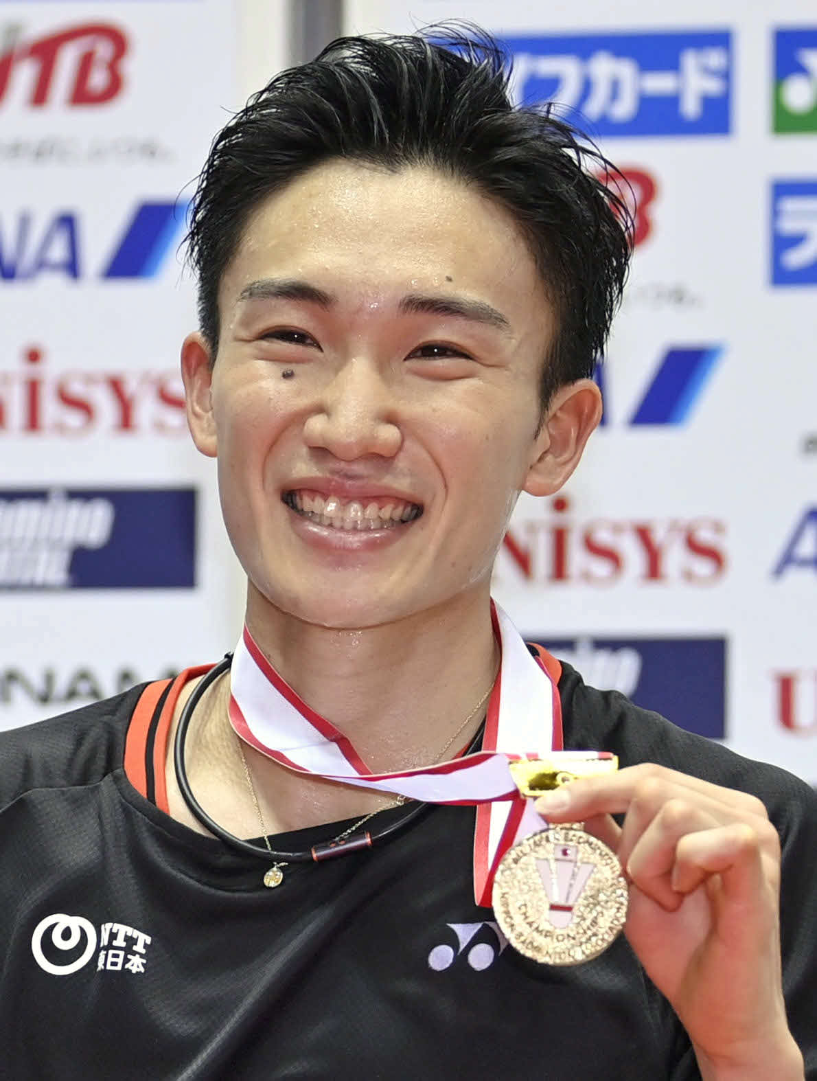 男子シングルスで優勝し、メダルを掲げる桃田（代表撮影）