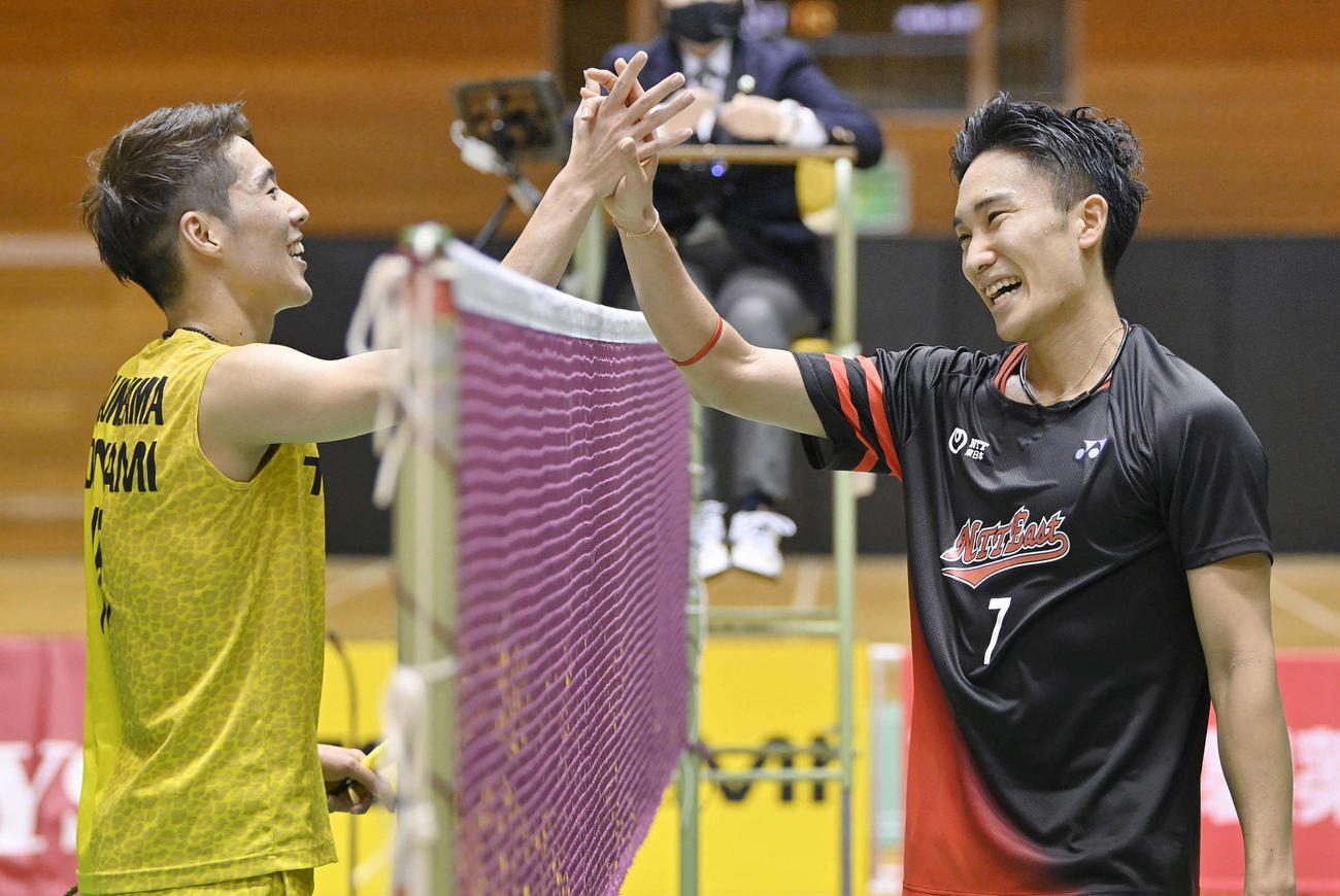 男子シングルスで優勝し常山（左）と健闘をたたえ合う桃田（代表撮影）