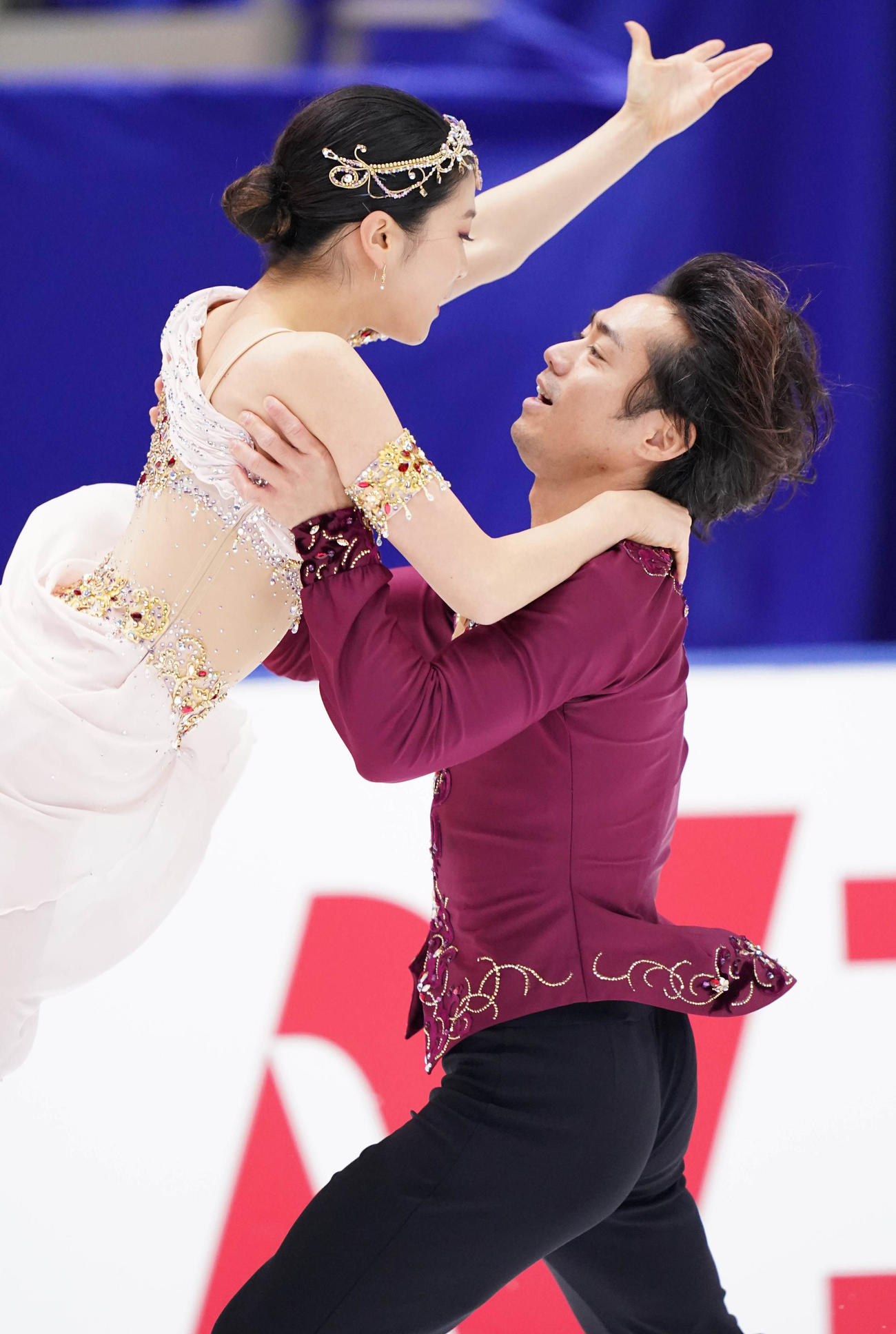 アイスダンスFDで演技する村元（左）と高橋（代表撮影）