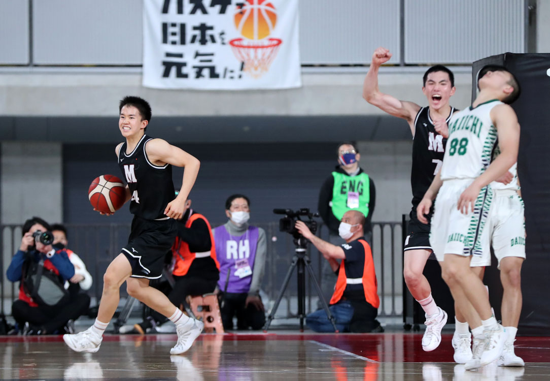 ウインターカップ男子準々決勝　福岡第一対仙台大明成　第4Q、福岡第一に勝利しガッツポーズする仙台大明成の選手たち（C）JBA