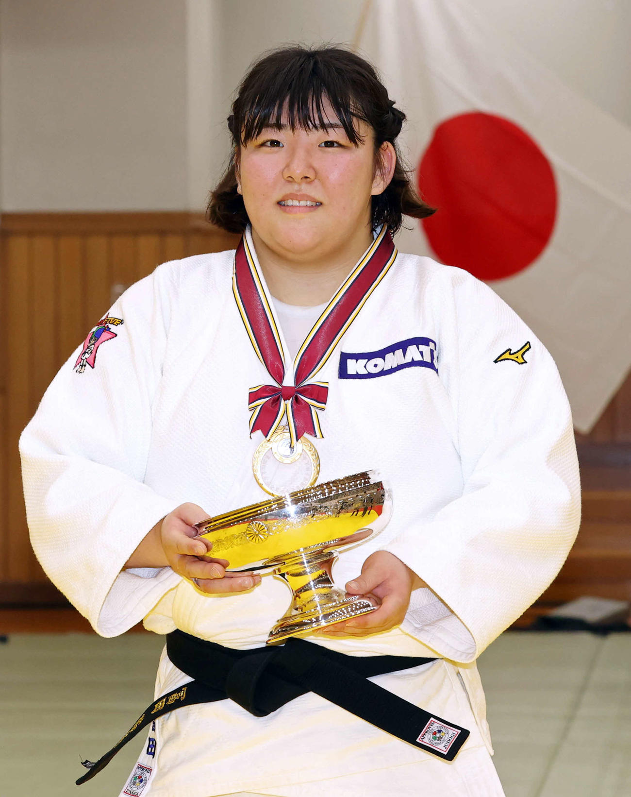 初優勝して笑顔を見せる冨田（代表撮影）