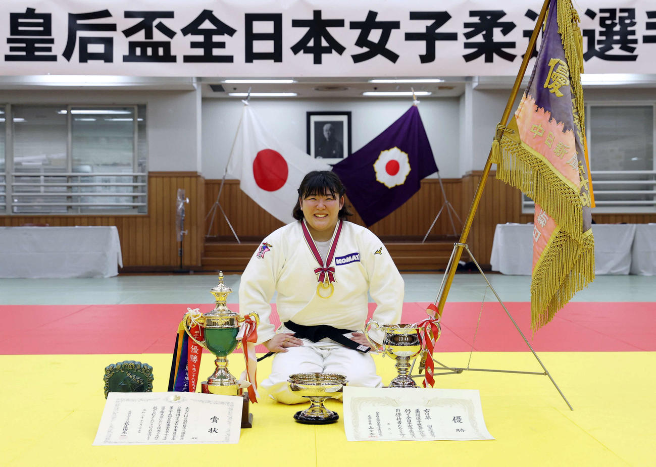 初優勝し、記念写真に納まる冨田（代表撮影）