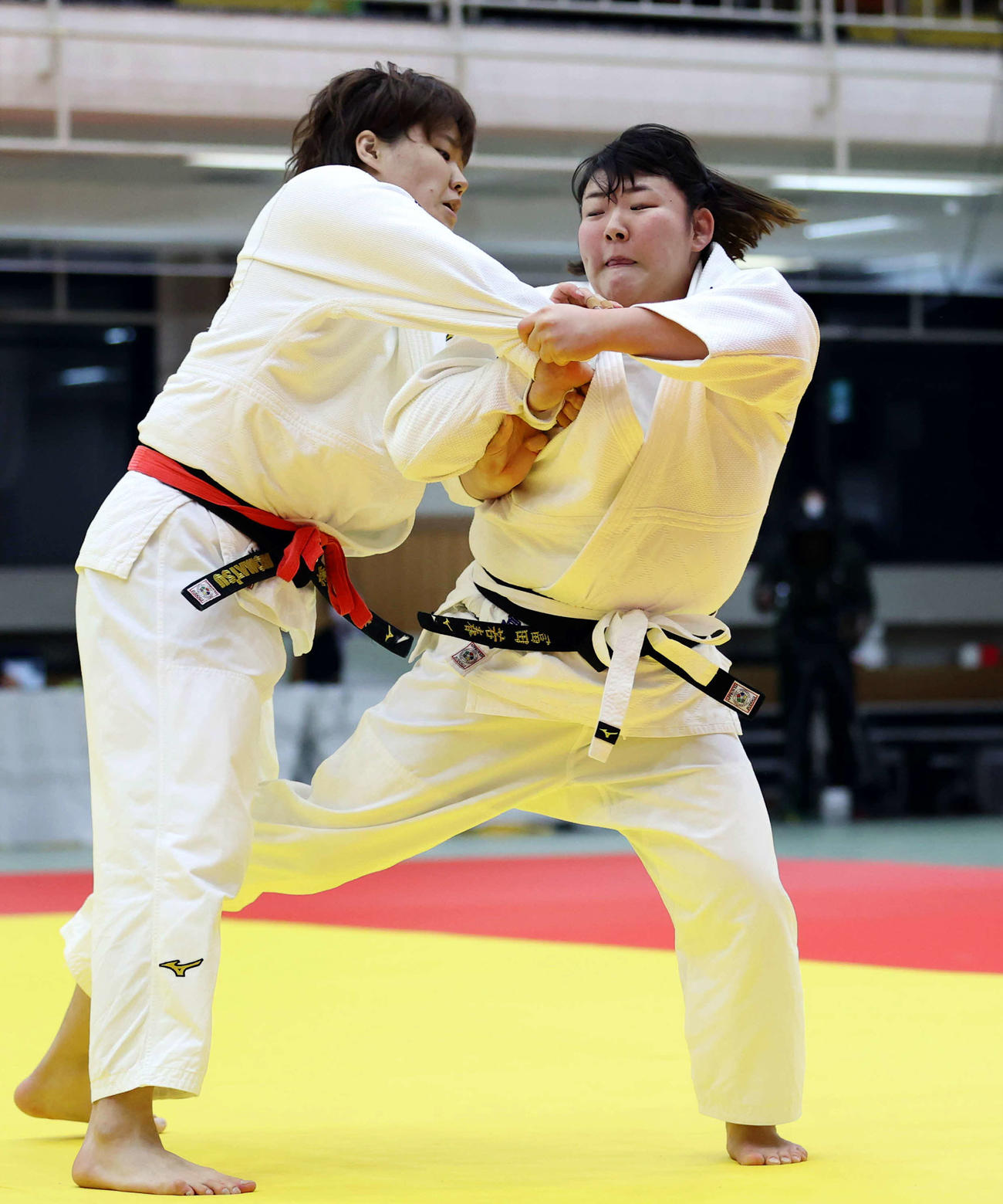 決勝で橋本（左）を破り初優勝した冨田（代表撮影）