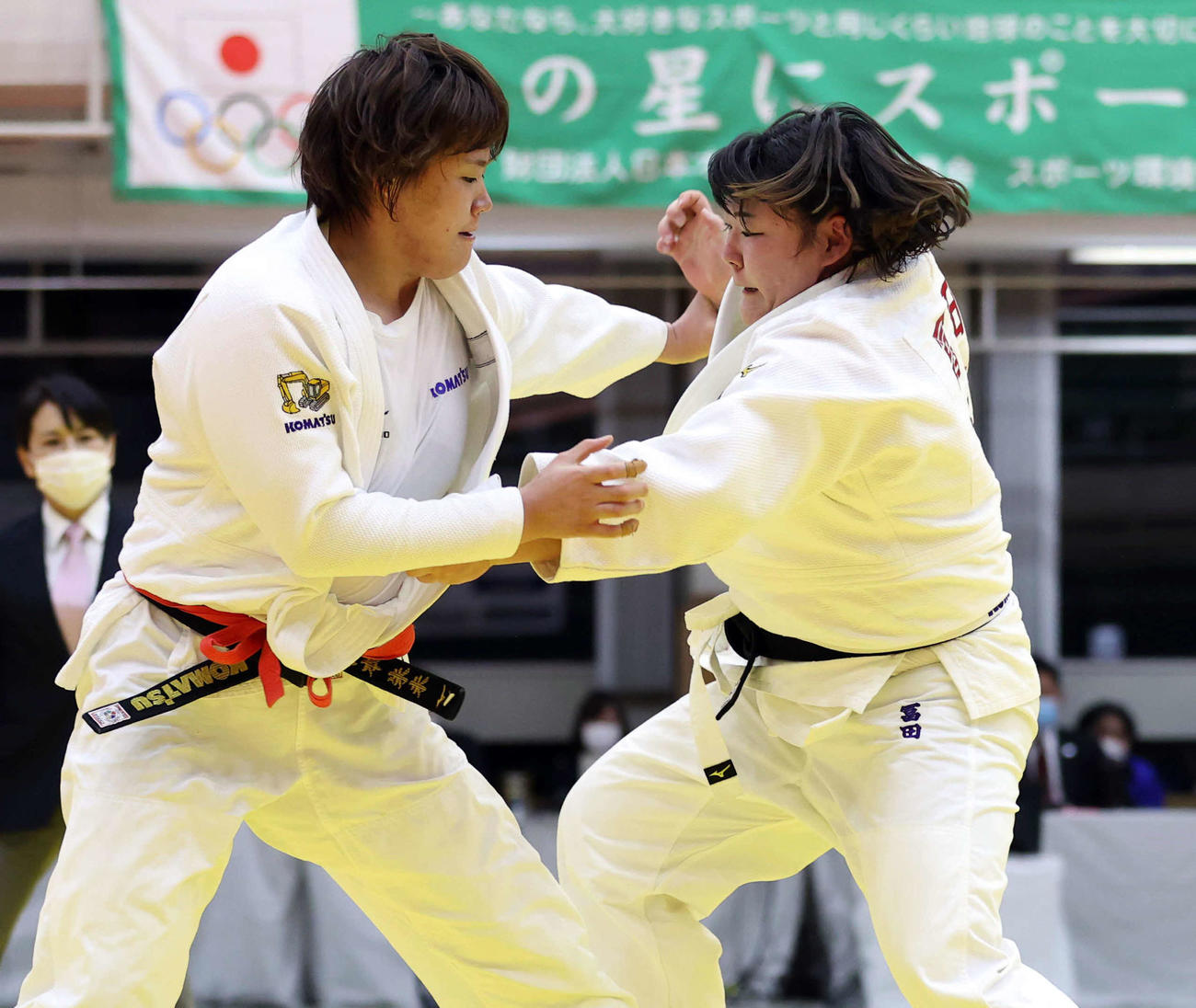決勝で橋本（左）を破り初優勝した冨田（代表撮影）