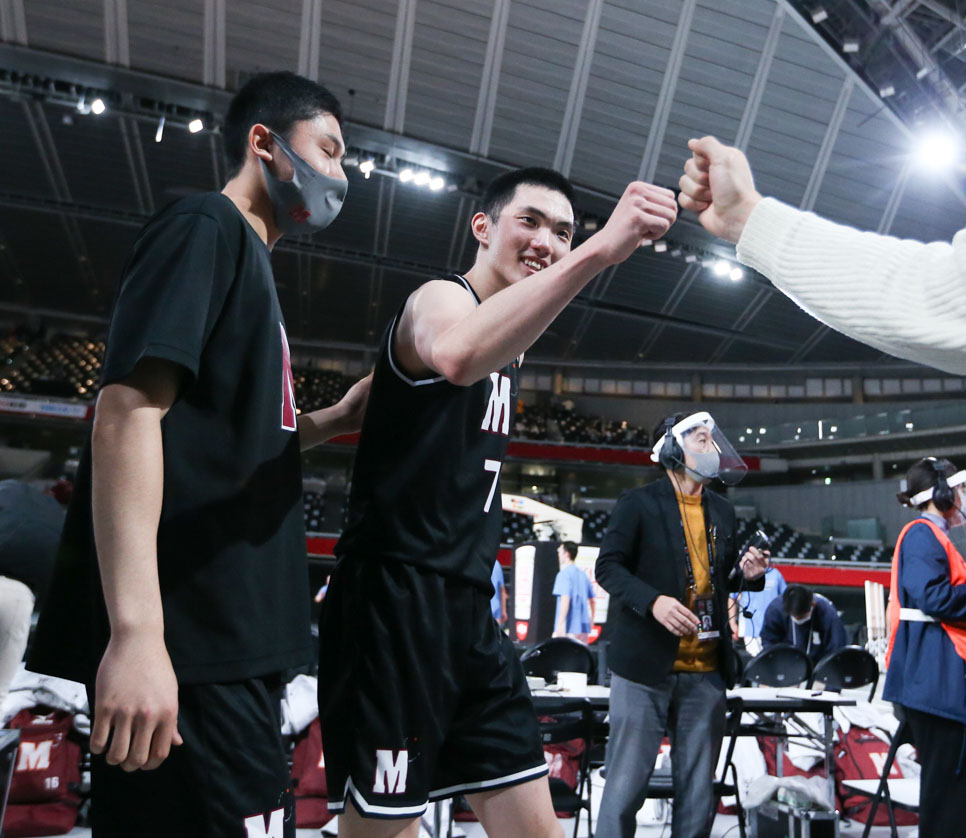 福岡第一に勝利しタッチを交わす仙台大明成・越田（C）JBA