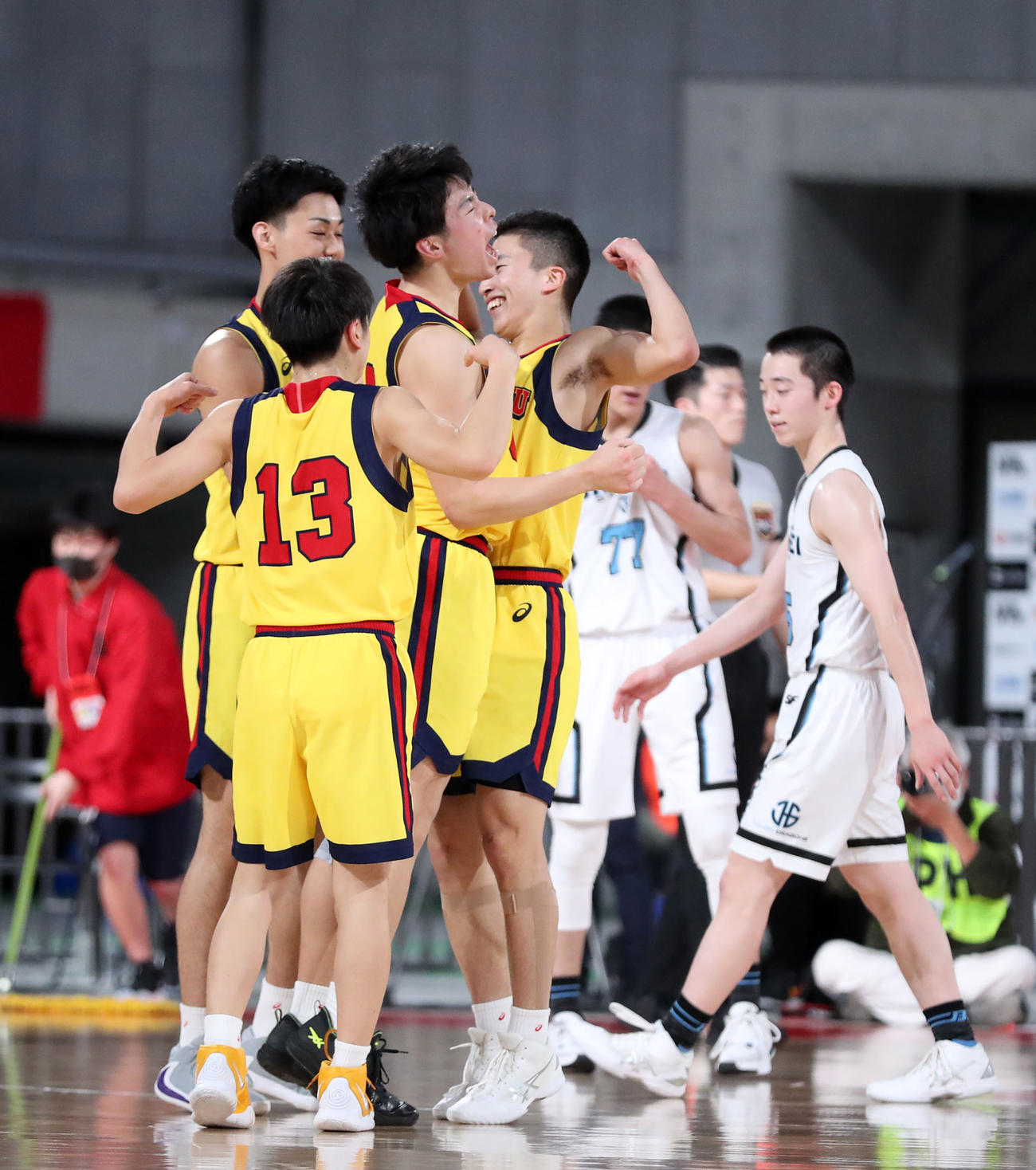 ウインターカップ男子準々決勝　尽誠学園対北陸　第3Q、歓喜する北陸の選手たち（C）JBA