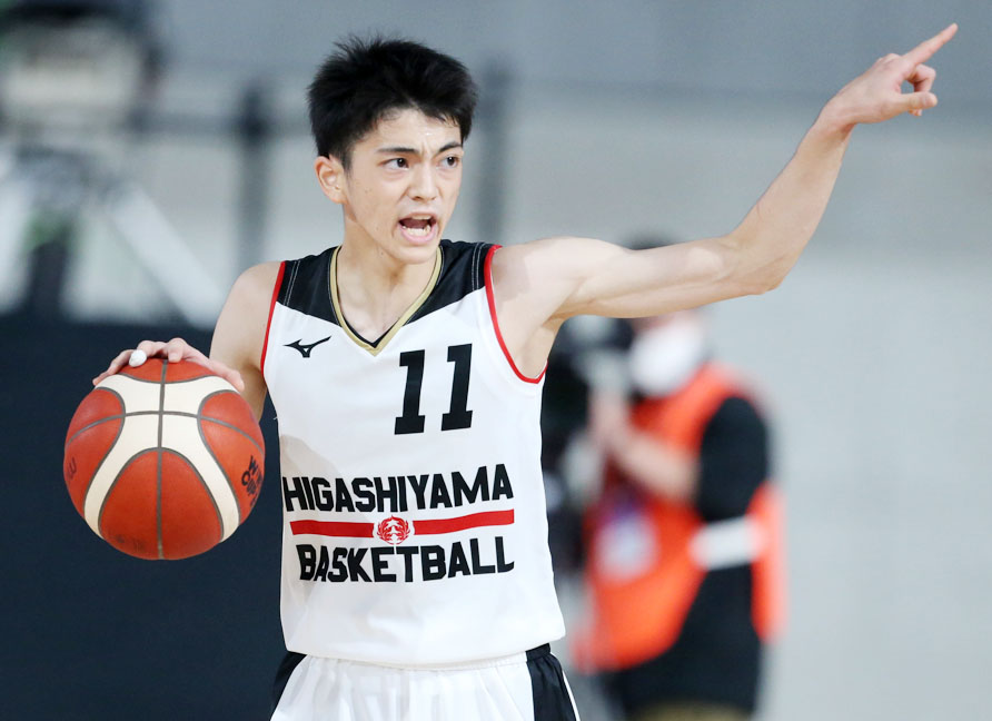 ウインターカップ男子準々決勝　東山対報徳学園　第2Q、指示を出す東山・米須（C）JBA