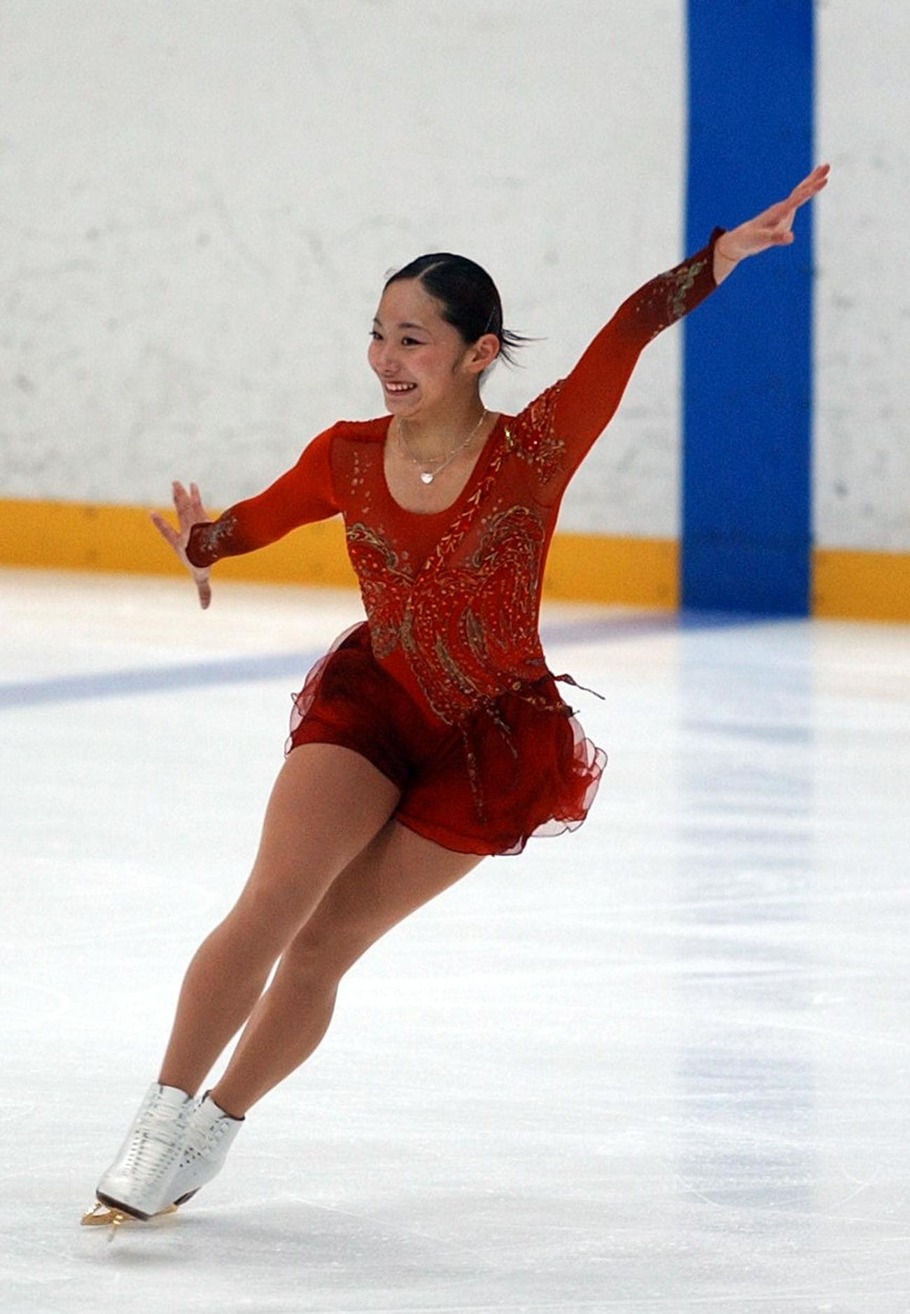 女子シングルのフリーで4回転ジャンプを決め着氷すると笑顔を見せる安藤美姫さん（2002年12月27日撮影）