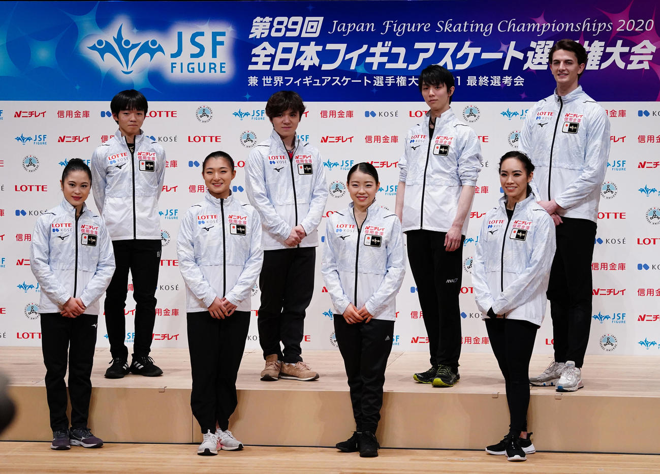 壇上に並ぶ世界選手権代表の、前列左から宮原、坂本、紀平、小松原美里、後列左から鍵山、宇野、羽生、小松原尊（代表撮影）