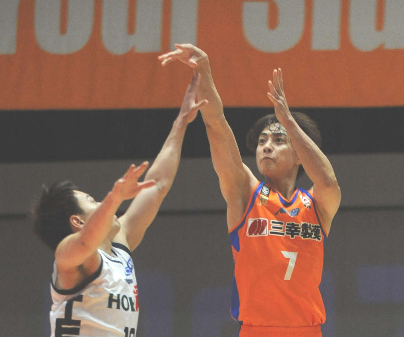 第4Q、3点シュートを決める五十嵐（右）