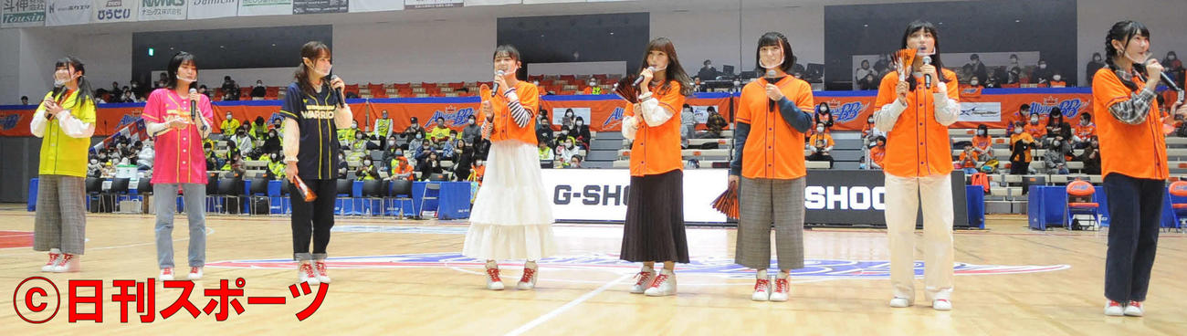 応援合戦で会場を盛りあげるNGT48のメンバー