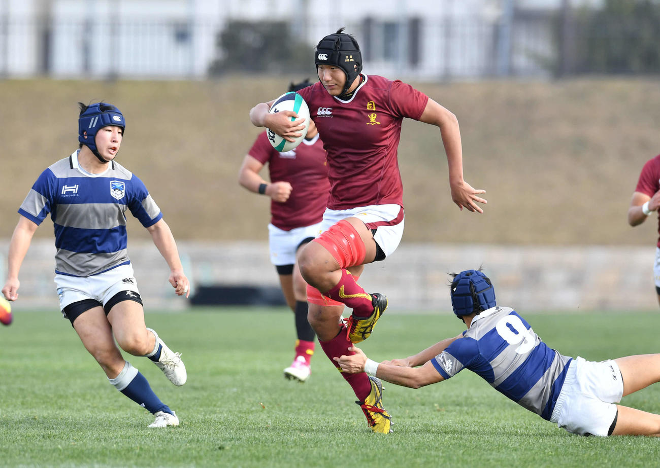 目黒学院対玉島　前半、タックルをかわしながら前進する目黒学院LO川嶋（撮影・岩下翔太）