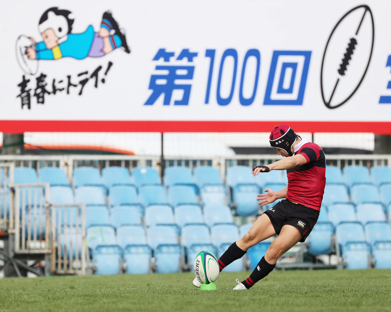 全国高校ラグビー大会1回戦　新潟工対関商工　後半1分、トライ後のゴールキックを決める新潟工SO大久保柾（撮影・清水貴仁）