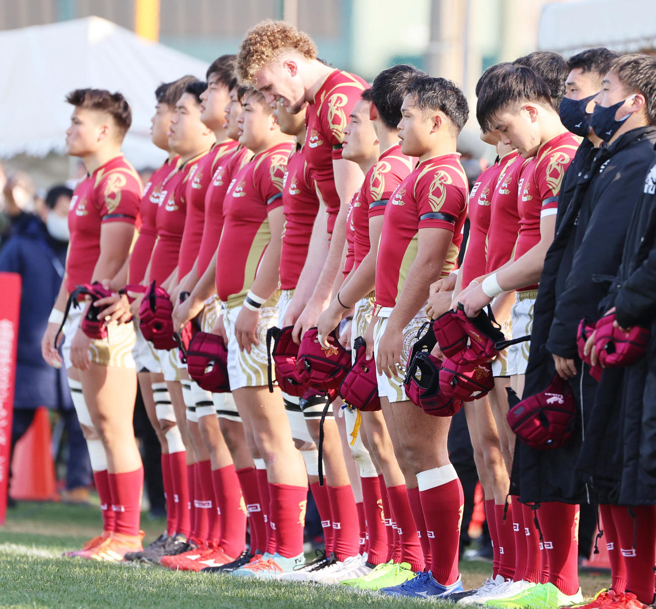 全国高校ラグビー大会1回戦　流通経大柏対高鍋　OBで元日本代表の湯原祐希さんを追悼で喪章を巻き試合に臨む流通経大柏フィフティーン（撮影・清水貴仁）