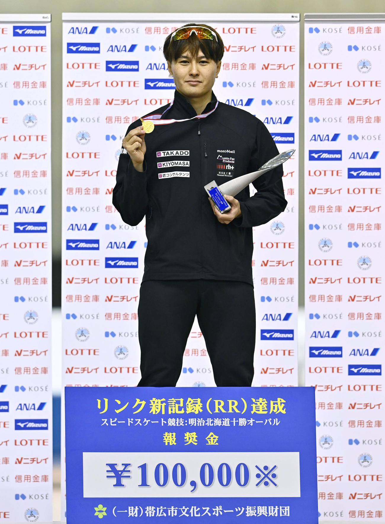男子500メートルで優勝し、表彰台でメダルを手にする村上。リンク新記録を樹立し、報奨金が贈られた（代表撮影）