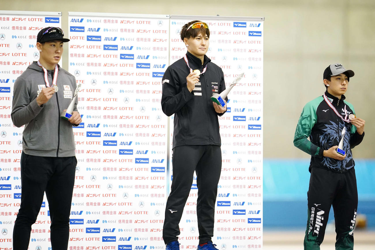 男子500メートルの表彰式でメダルを手にする、左から2位の新浜、1位の村上、3位の山田（代表撮影）