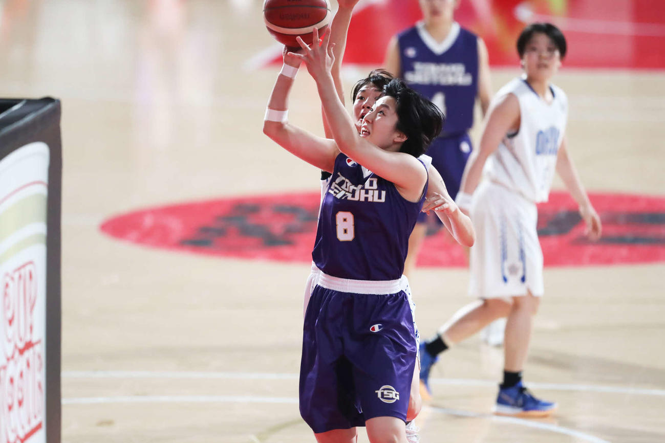 桜花学園対東京成徳大高　第2Q、シュートを放つ東京成徳大高・小島（C）JBA