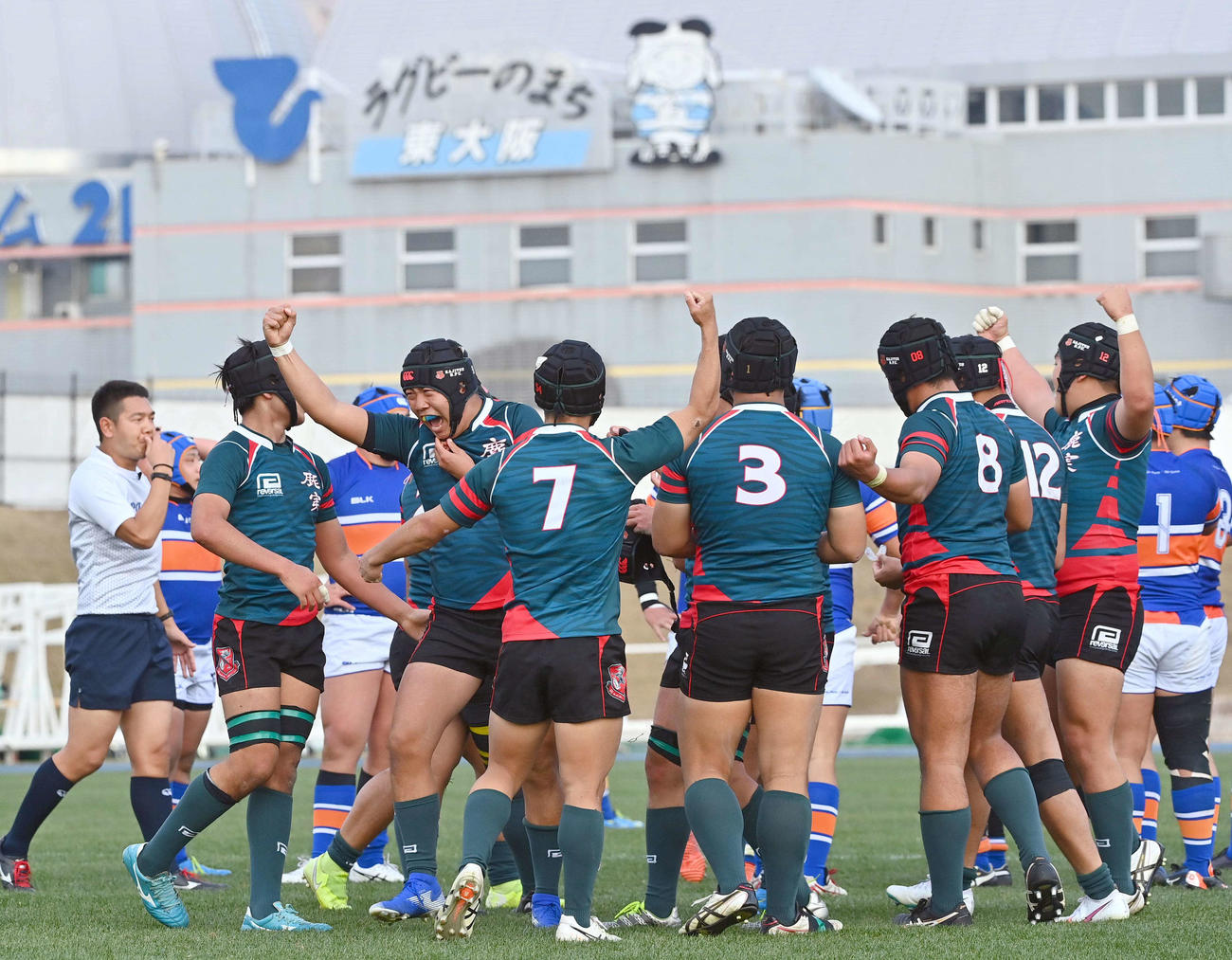 鹿児島実対札幌山の手　札幌山の手に逆転勝利しガッツポーズをして雄たけびをあげる鹿児島実フィフティーン（撮影・上田博志）
