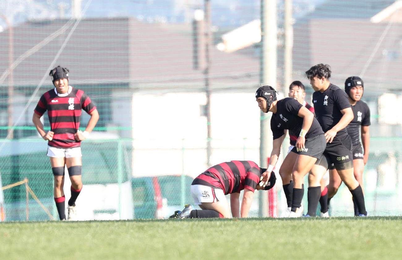 御所実対報徳学園　御所実（右）に敗れて肩を落とす報徳学園フィフティーン（撮影・白石智彦）