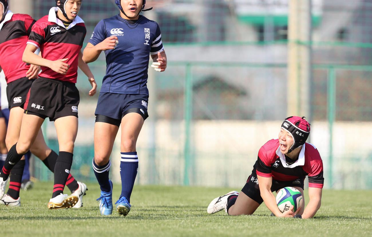 新潟工対関商工　前半12分、同点トライを決める新潟工SO大久保柾（右）（撮影・清水貴仁）
