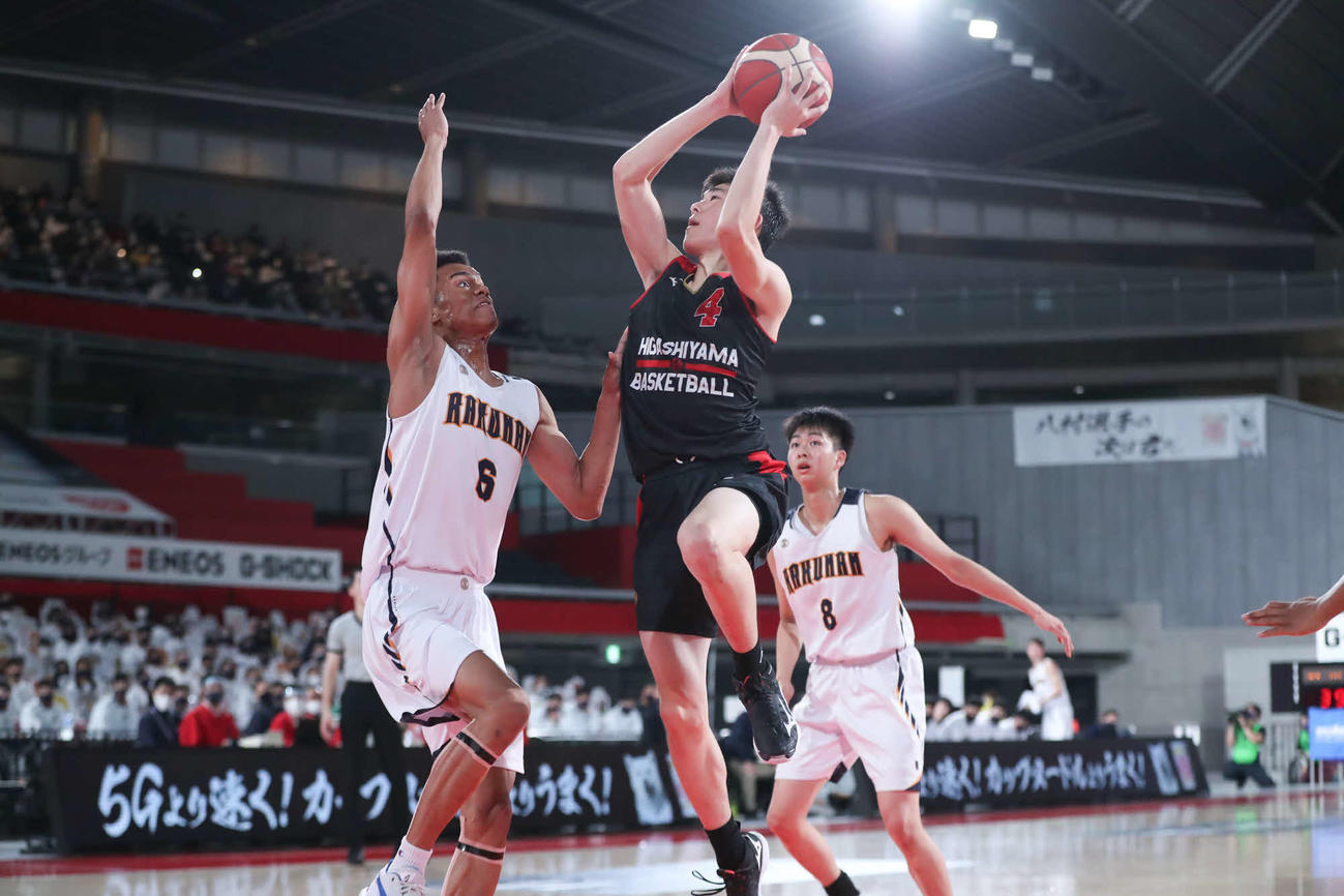 第3Q、シュートを放つ東山・西部（C）JBA