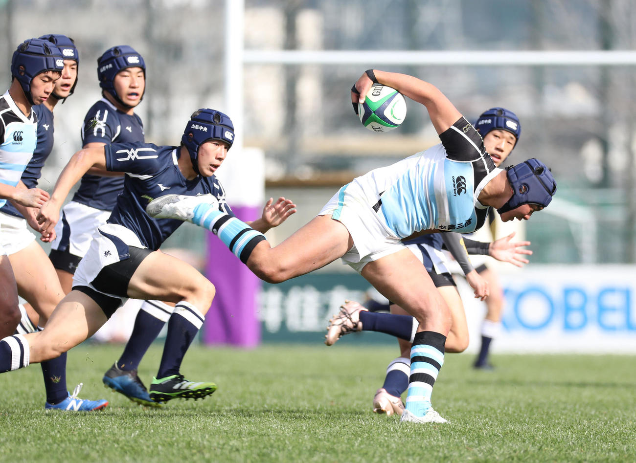後半、バランスを崩しながら突進する旭川龍谷FB藤平（右）（撮影・白石智彦）
