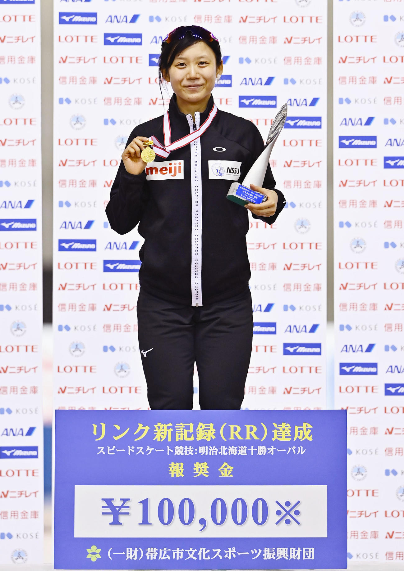 女子3000メートルで優勝し、表彰台でメダルを手にする高木美。リンク新記録を樹立し、報奨金が贈られた（代表撮影）