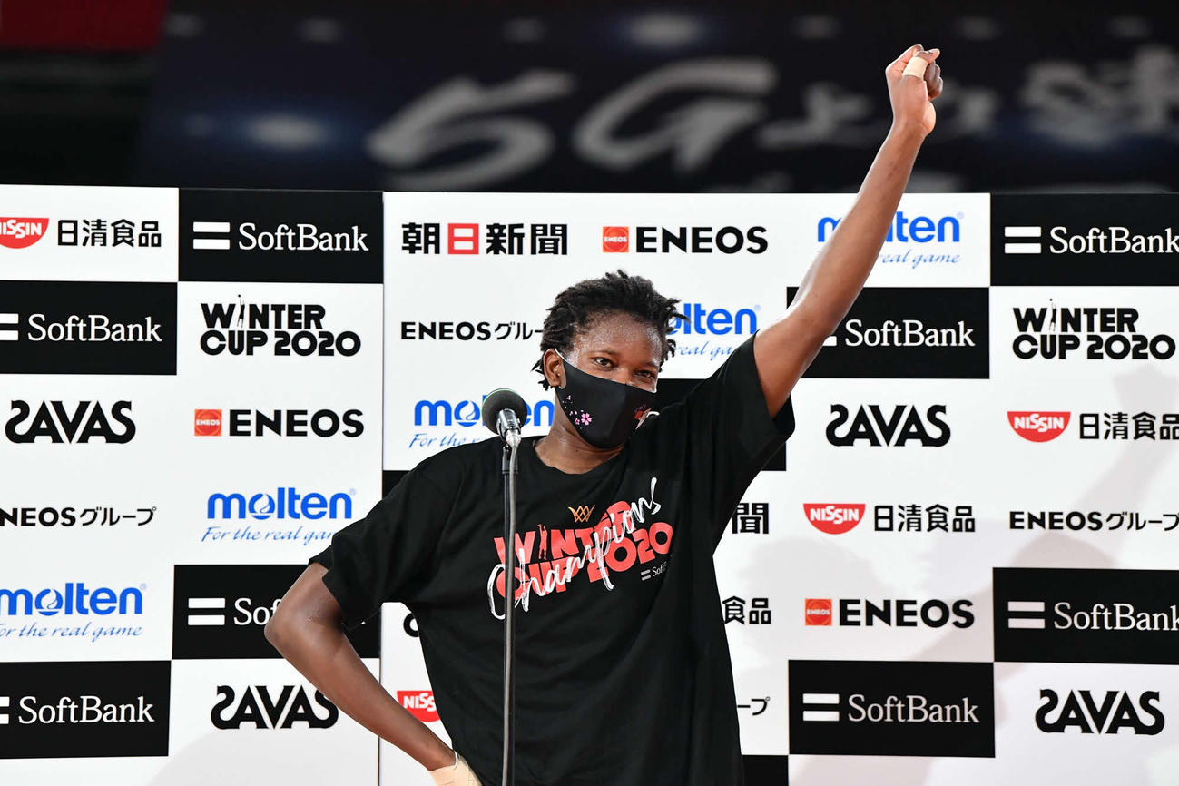 女子優勝を果たし、インタビューに臨む桜花学園・オコンコ・スーザン・アマカ（C）JBA