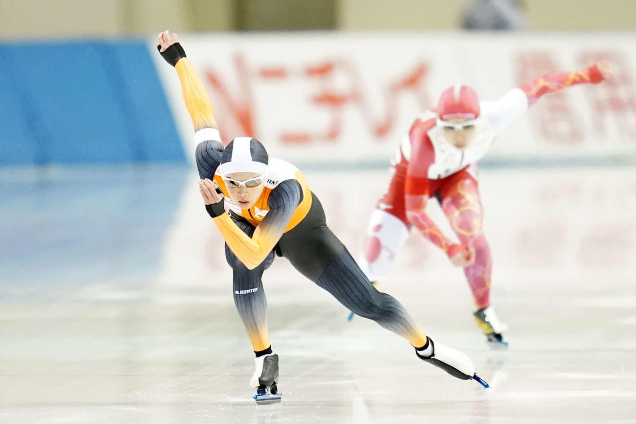 女子500メートルで滑走する郷。後方は小平（代表撮影）