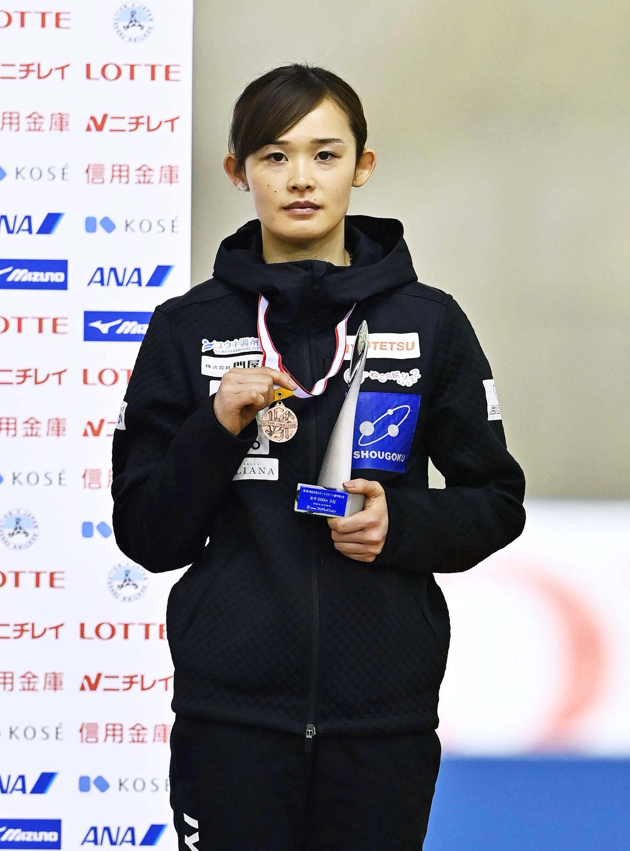 女子500メートルで3位となり、表彰台でメダルを手にする郷亜里砂（代表撮影）