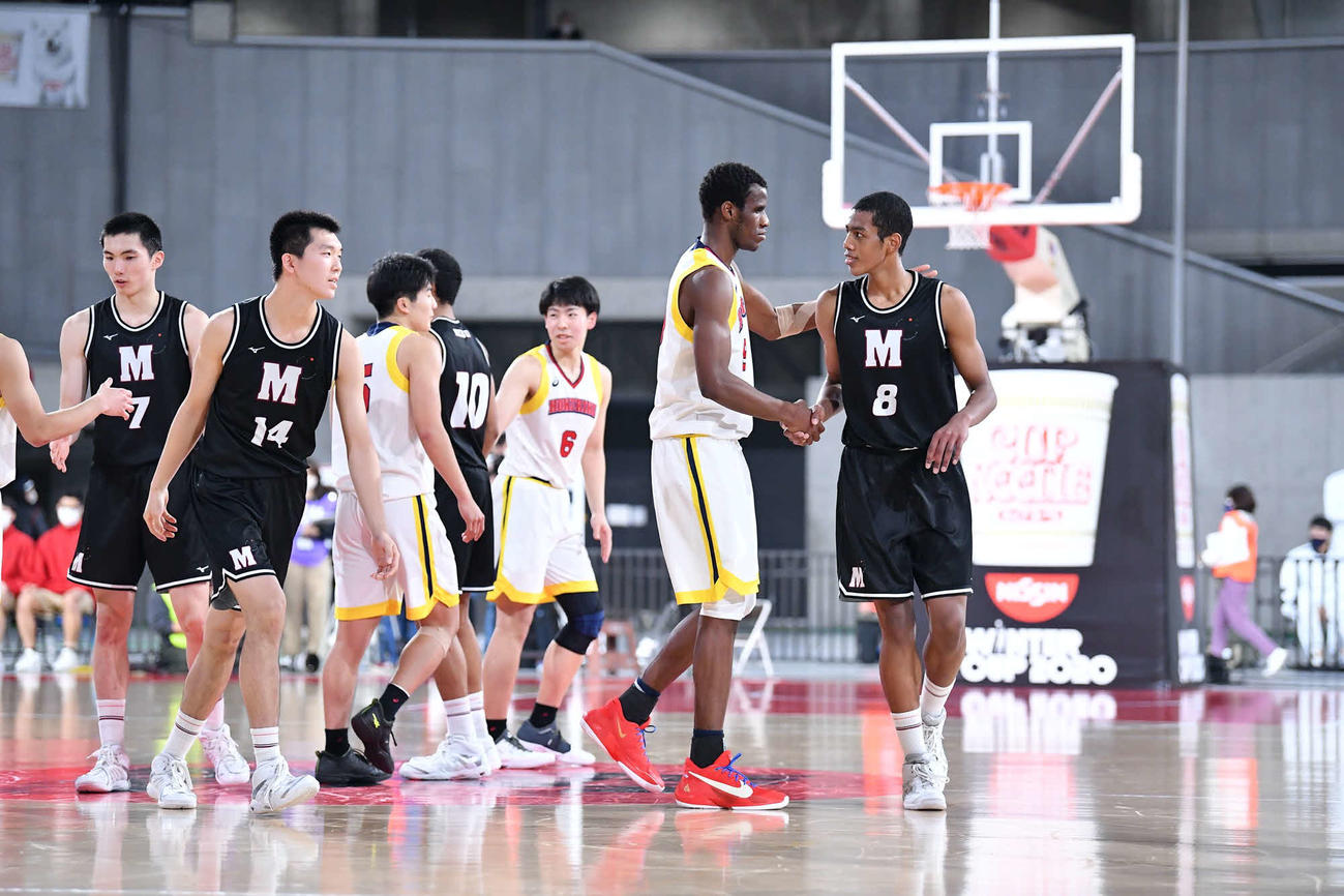 北陸対仙台大明成　試合が終了し、健闘をたたえ合う北陸、仙台大明成の両選手（C）JBA