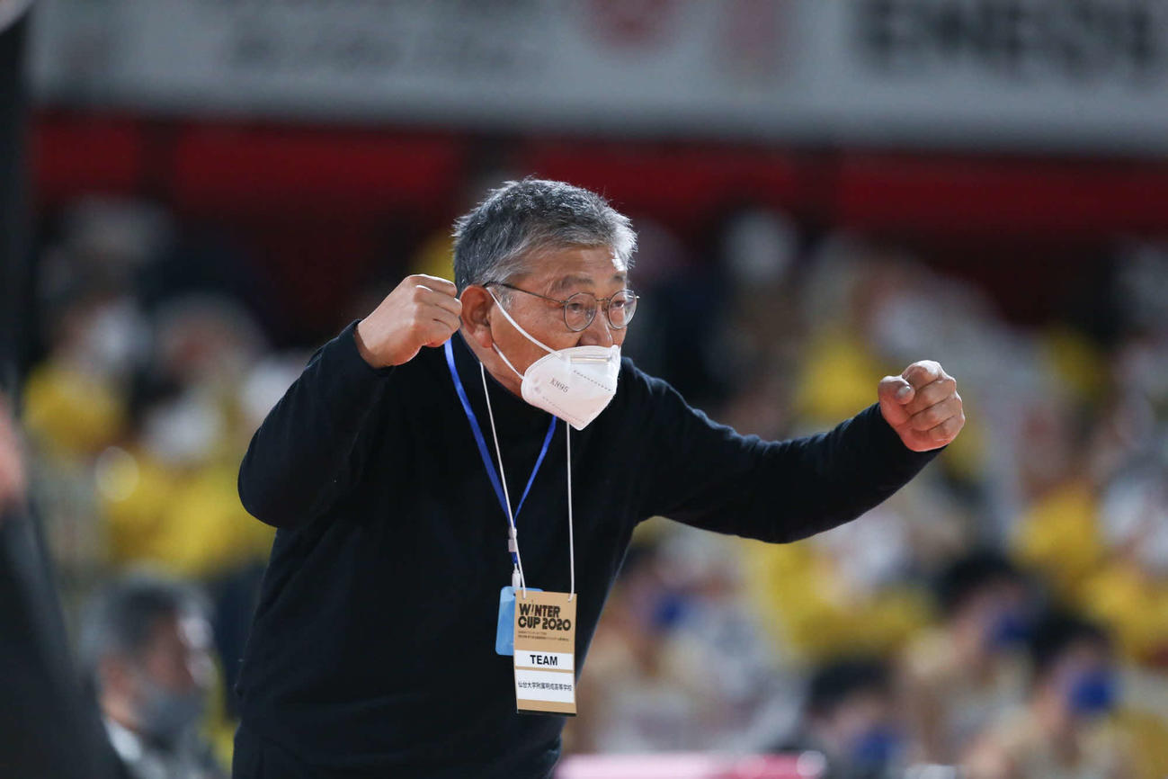 北陸対仙台大明成　第1Q、戦況を見つめる仙台大明成・佐藤監督（C）JBA