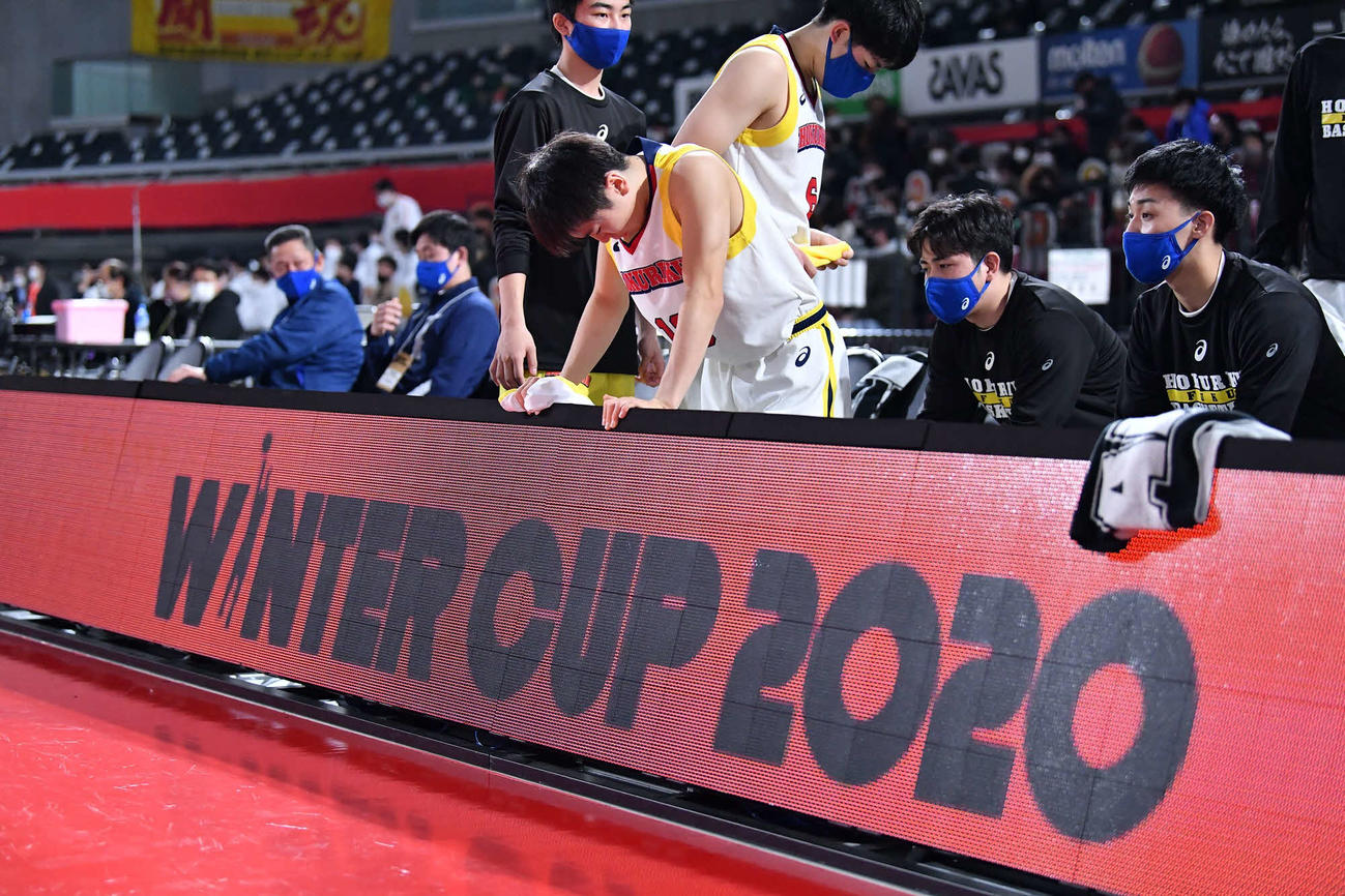 北陸対仙台大明成　仙台大明成に敗れ、ベンチで肩を落とす北陸の選手たち（C）JBA