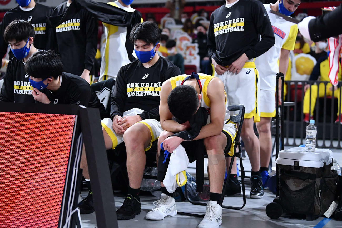 北陸対仙台大明成　仙台大明成に敗れ、肩を落とす北陸の選手たち（C）JBA
