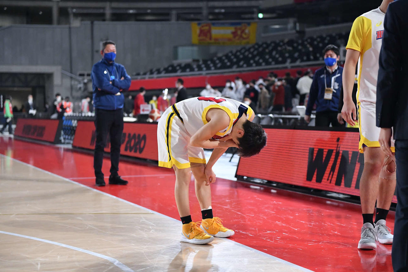 北陸対仙台大明成　仙台大明成に敗れ、肩を落とす北陸・石田（C）JBA