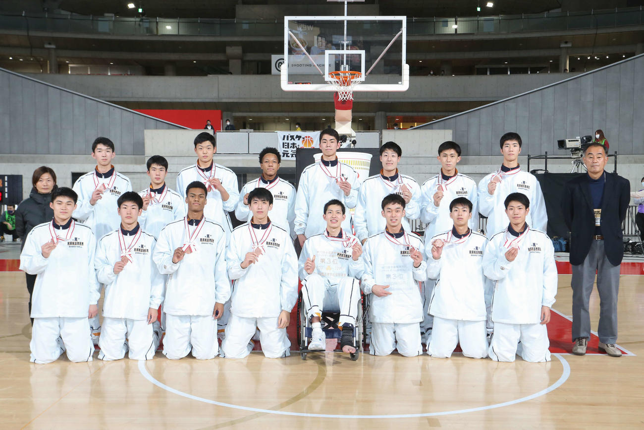 男子3位を納め、集合写真に納まる洛南の選手（C）JBA