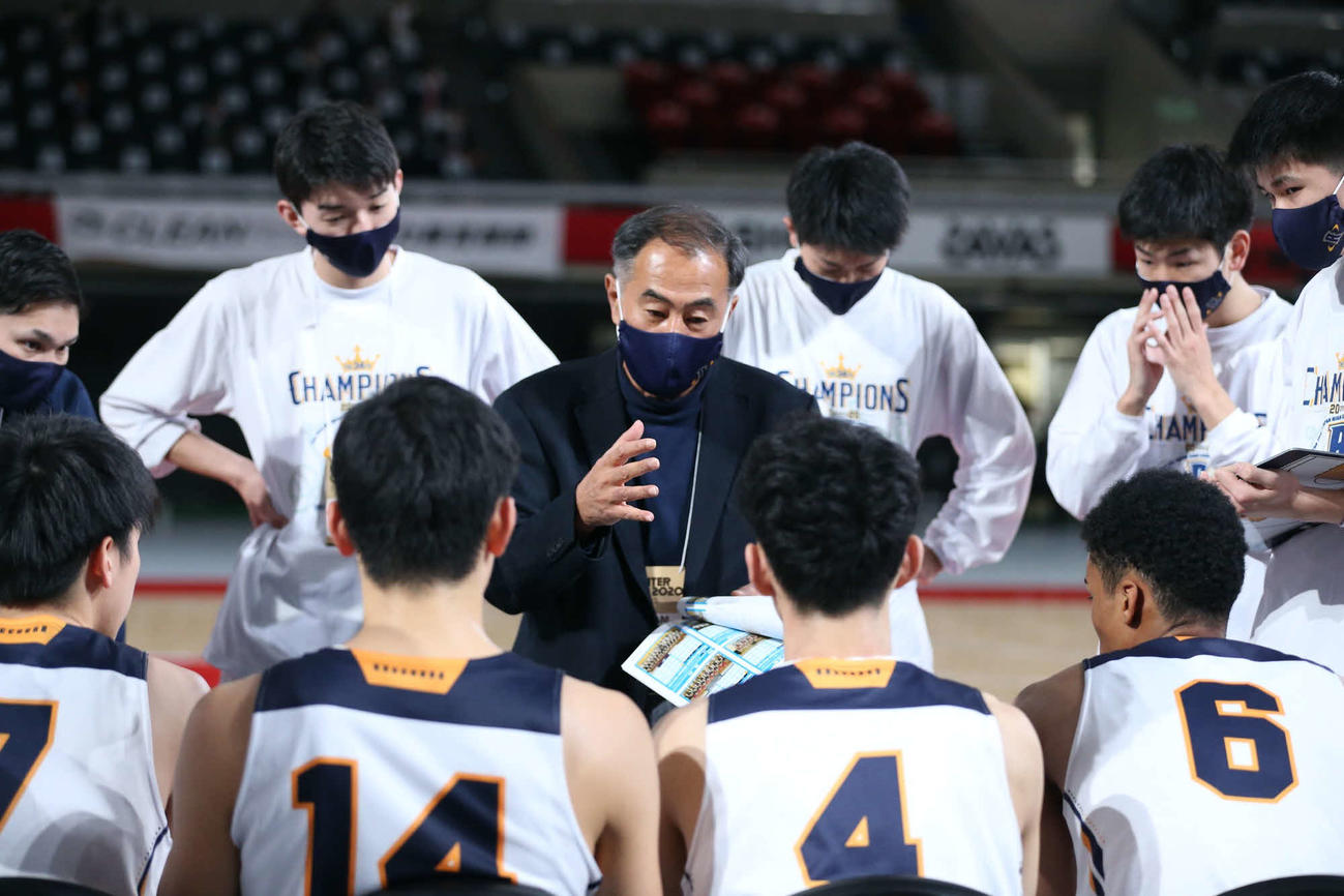 洛南対東山　試合開始前、選手にアドバイスする洛南・吉田監督（中央）（C）JBA