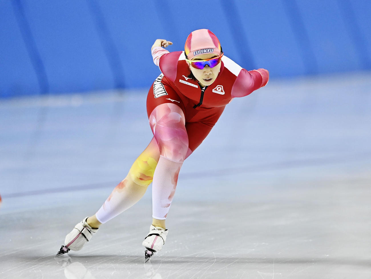 女子3000メートル　コーナーを滑走する3位の押切（代表撮影）