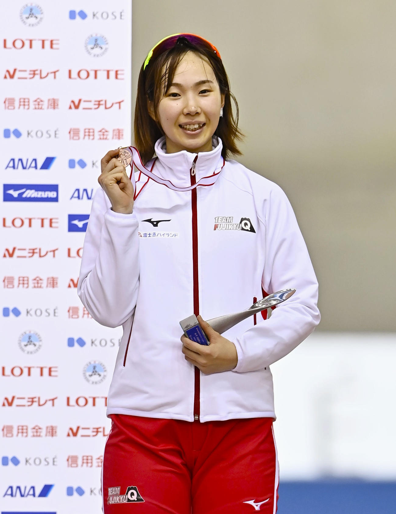 女子3000メートルで3位となり、表彰台でメダルを手にする押切（代表撮影）