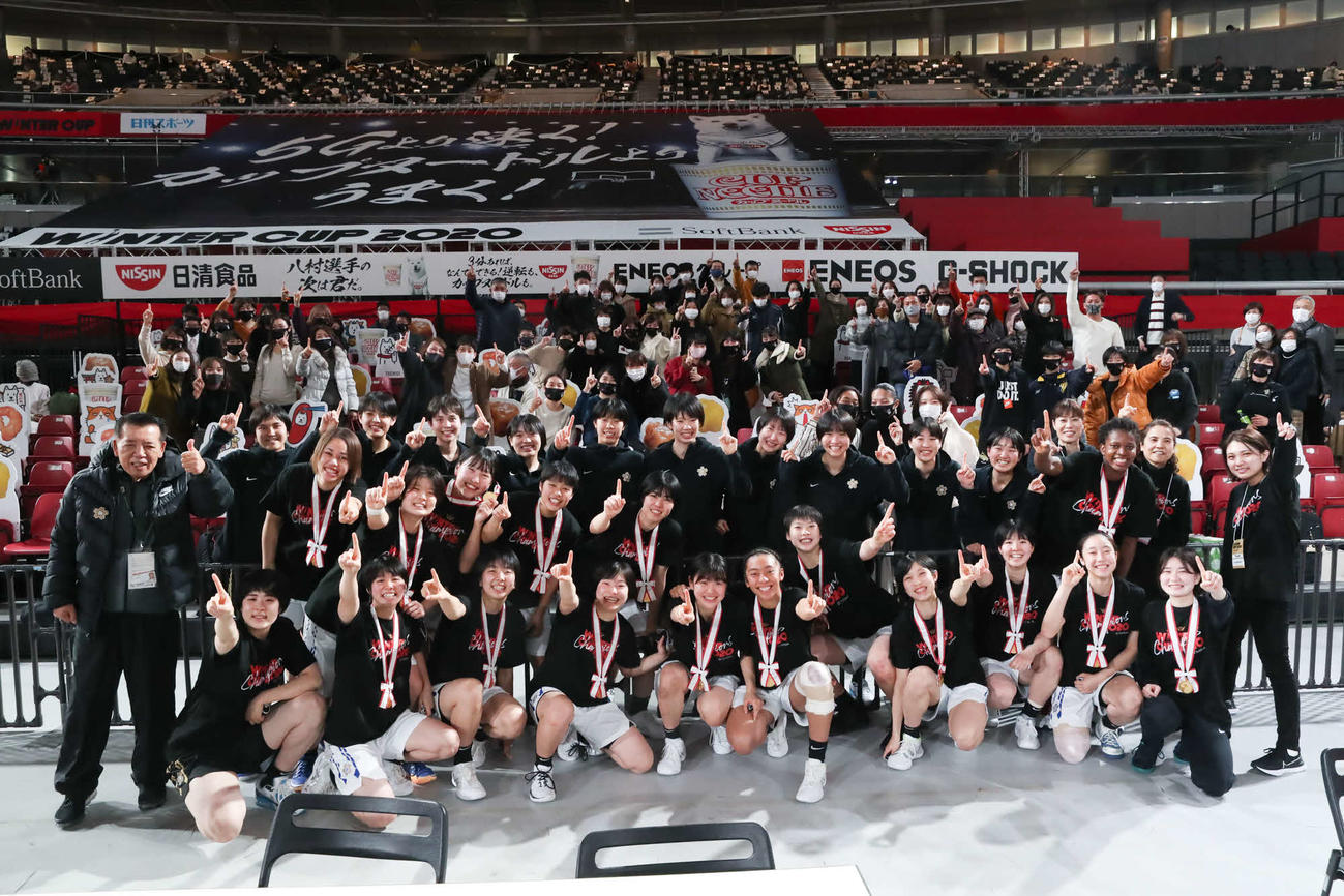 女子優勝を果たし、笑顔で集合写真に納まる桜花学園の選手たち(C)JBA