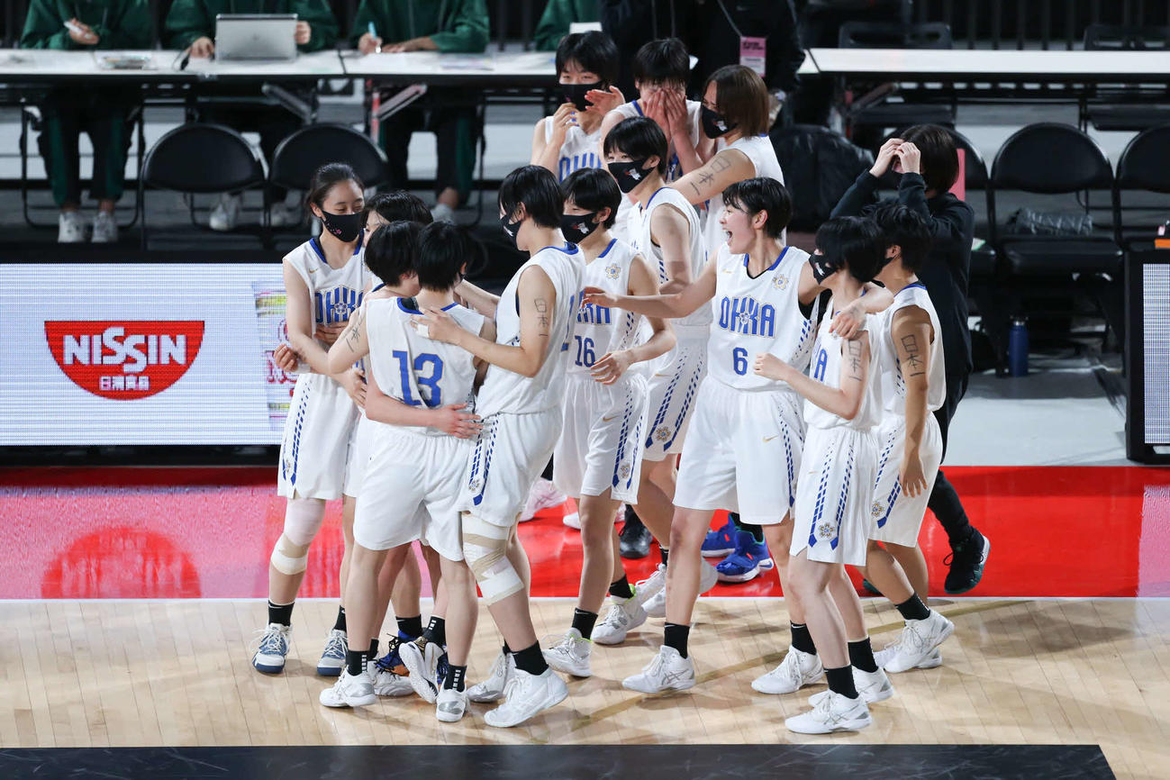 東京成徳大高に勝利し優勝を決め、歓喜する桜花学園の選手たち(C)JBA