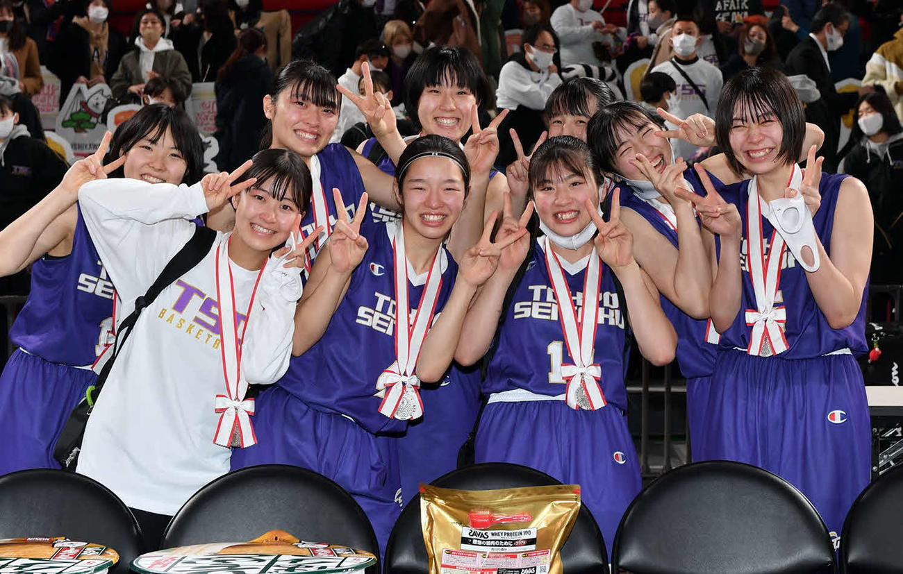 表彰式を終え、笑顔で写真に納まる準優勝の東京成徳大高の選手たち(C)JBA