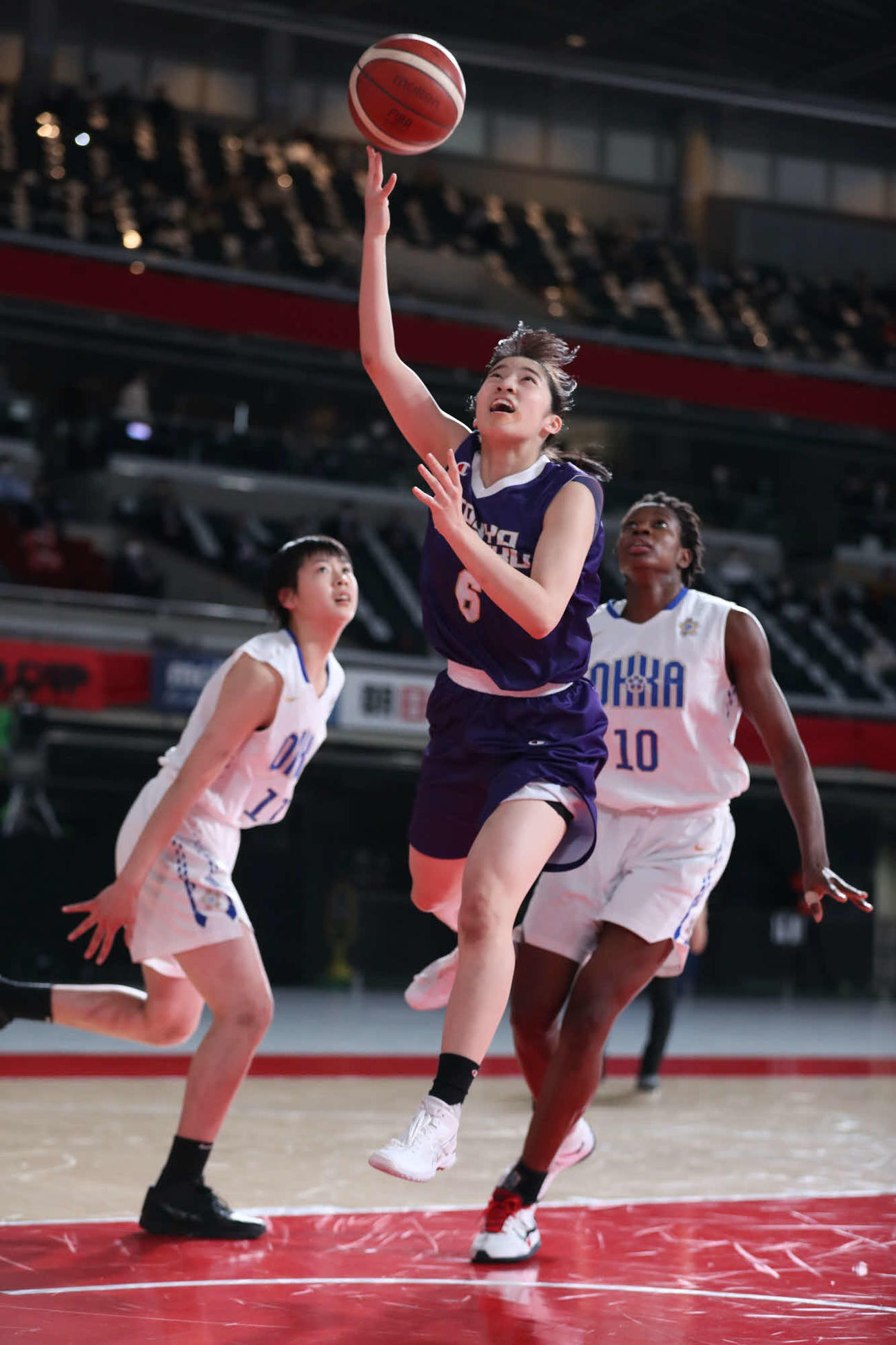 桜花学園対東京成徳大高　第1Q、シュートを放つ東京成徳大高・須田(C)JBA